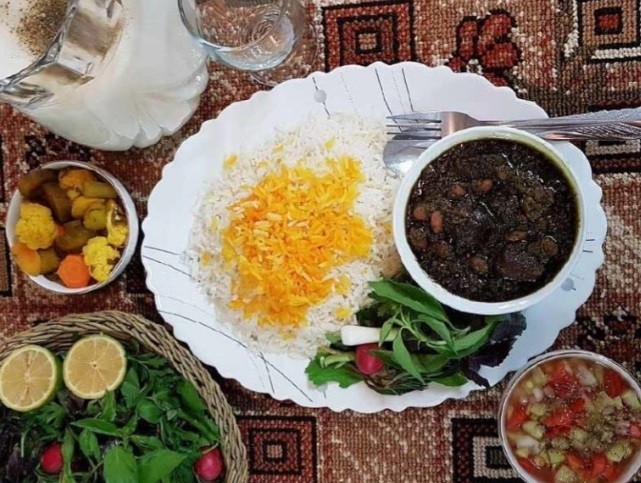 عکس افطار روز پنجم ۱۴۰۱ 
قرمه سبزی با پلو زعفرانی
