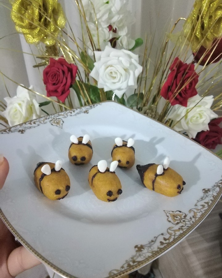 شیرینی زنبوری های خوشگلم و عکس سوم سفارش مشتری عزیزم