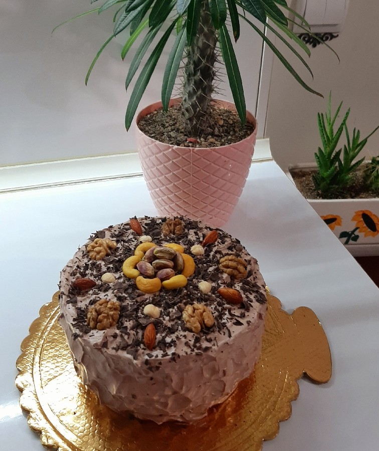 کیک شکلاتی با فیلینگ موز و گردو