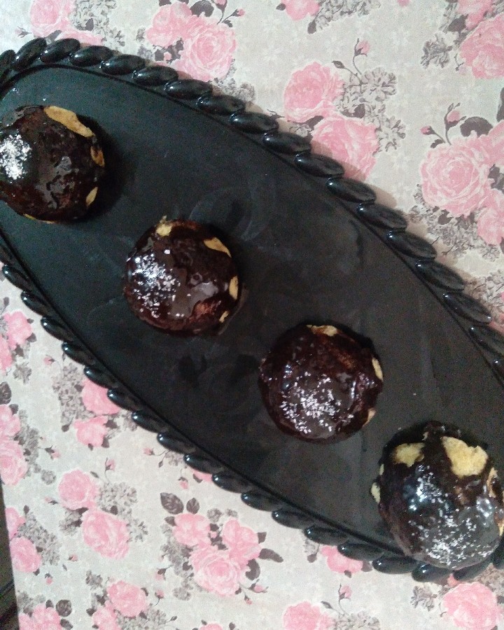 عکس کاپ کیک وانیلی با روکش شکلاتی