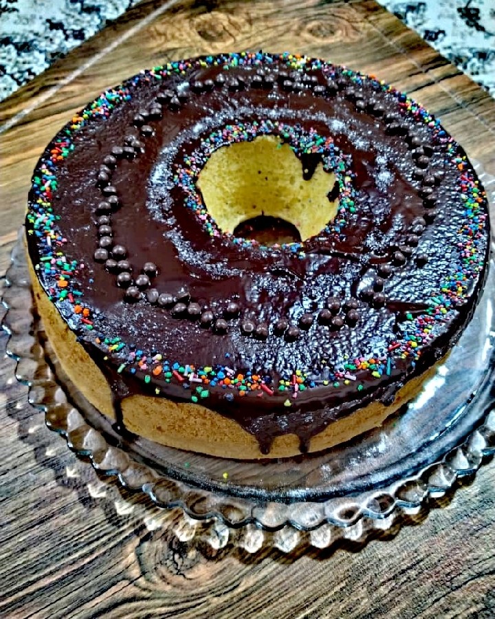 عکس کیک وانیلی با گاناش شکلاتی