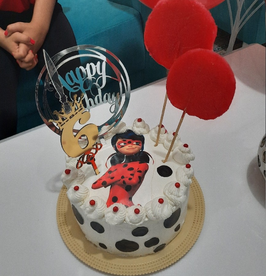 کیک تولد با تم دختر کفشدوزکی
