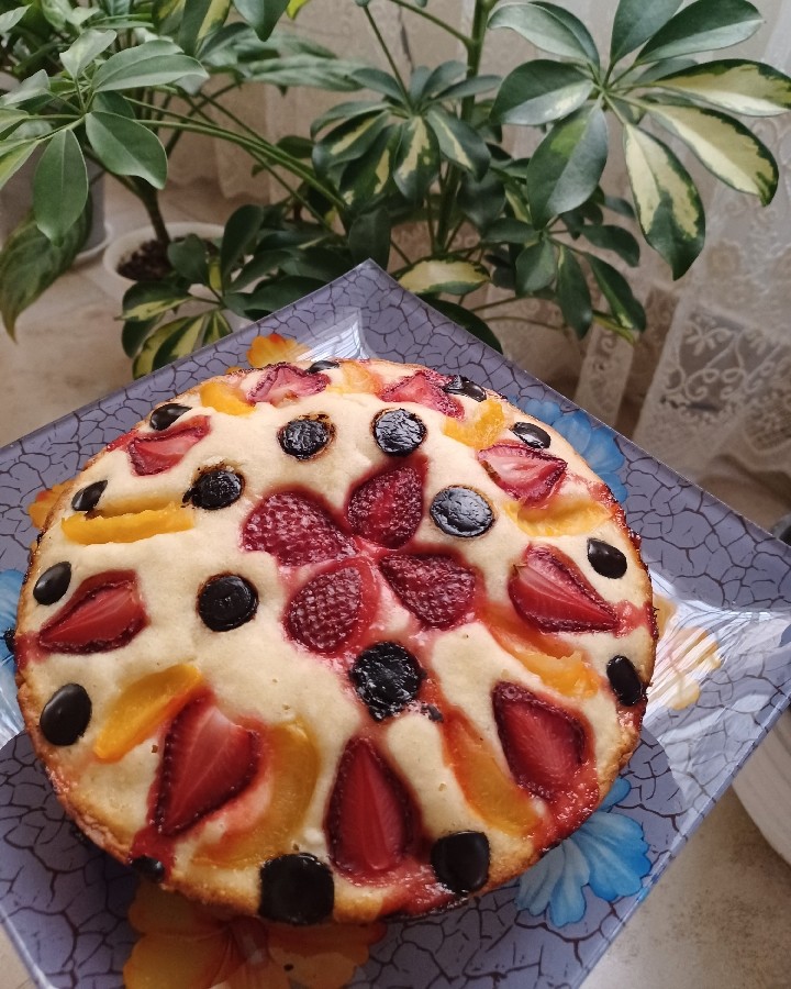 کیک تابه ای زردآلو و توت فرنگی