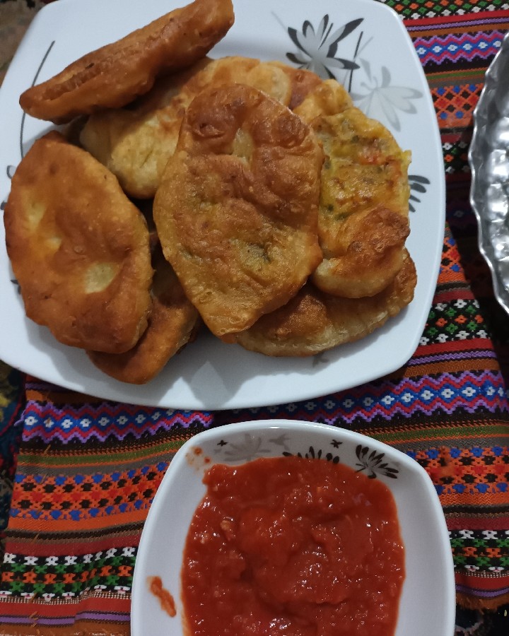 عکس سمبوسه با سس مخصوص محلی