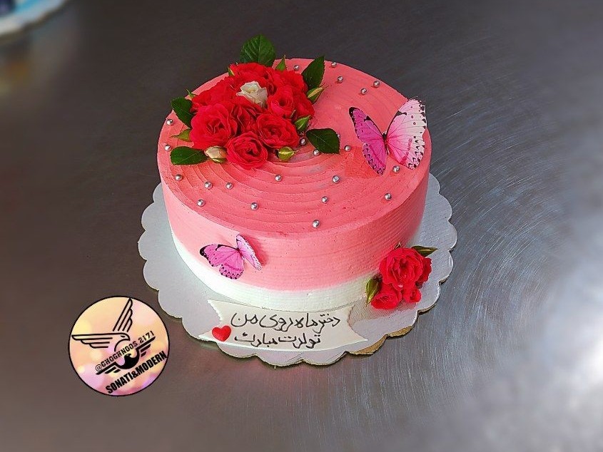 عکس #کیک زیبای دخترونه با تزئین گل‌های طبیعی 