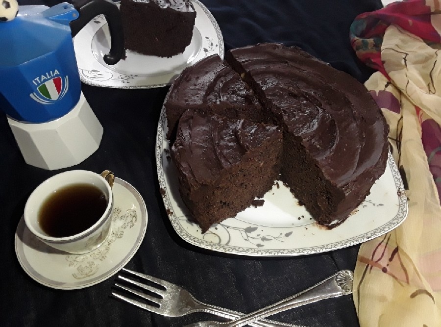 عکس کیک شکلاتی با مربای آلبالو