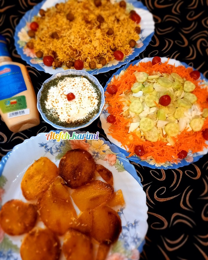 عکس پلو مخلوط با ته دیگ سیب زمینی و سالاد فصل