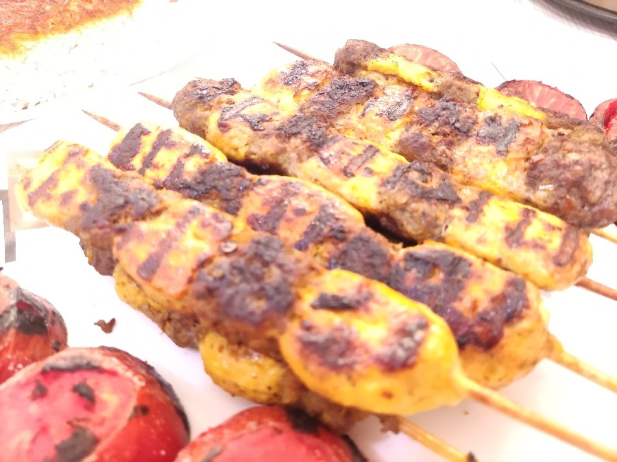 کباب دورنگ(کوبیده گوشت و مرغ)
