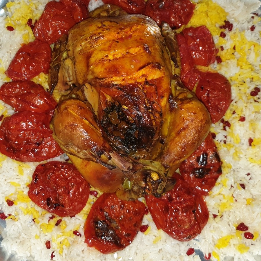 مرغ شکم‌پر با پلو زعفرانی و گوجه کبابی