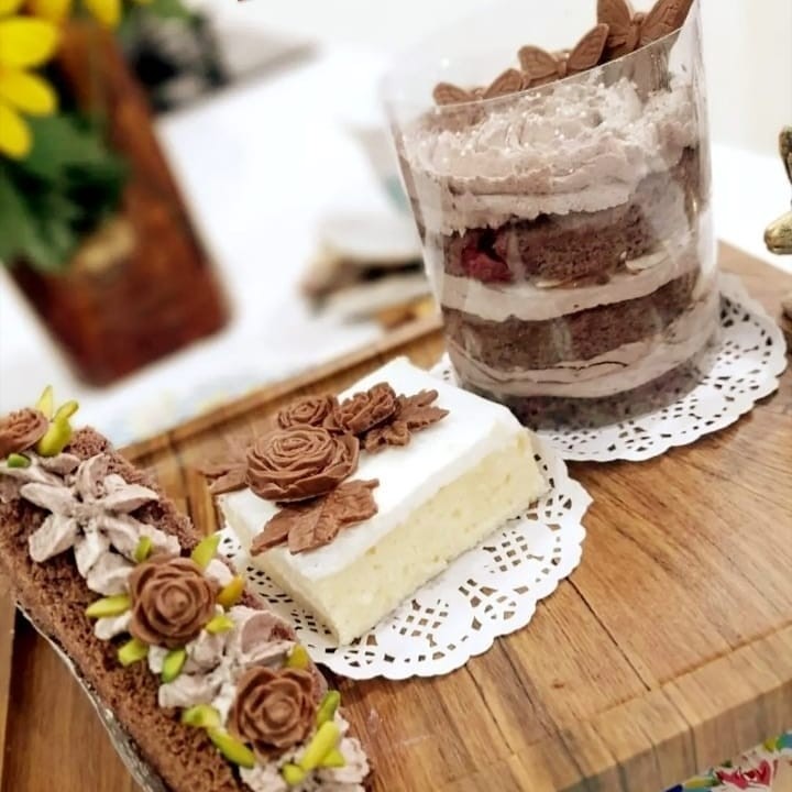 عکس کیک خیس شیری و کیک نارگیلی آلبالویی
