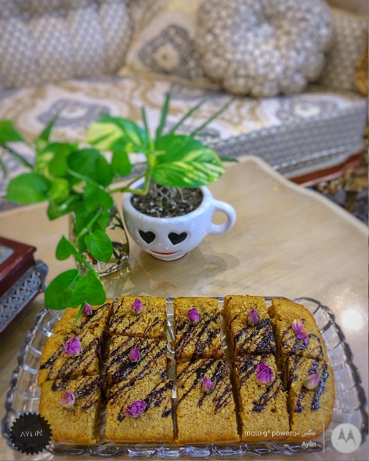 عکس کیک هل و گلاب زعفرانی 