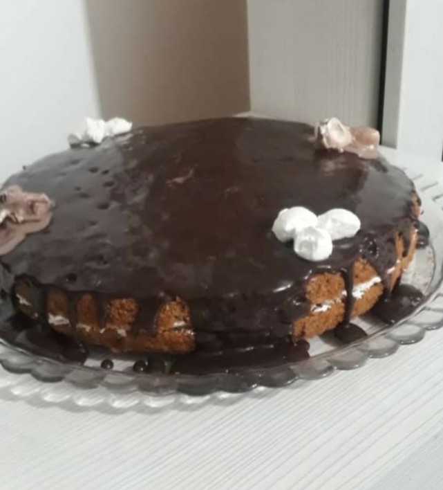 کیک اسفنجی با سس شکلاتی