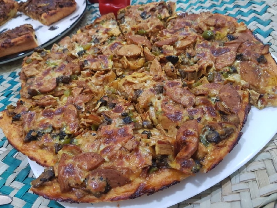 پیتزا مخلوط و پیتزا گوشت و قارچ 