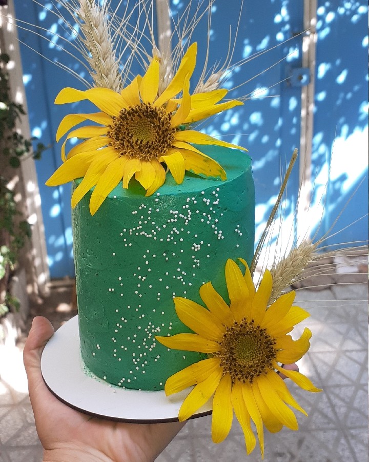 عکس کیک سفارشی دوست خوبم با گل طبیعی آفتاب گردان 