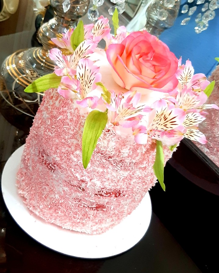 کیک خامه ای صورتی با تزیین گل