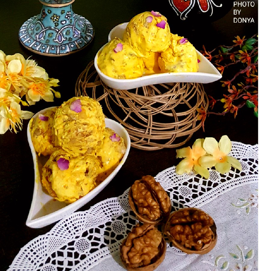 عکس بستنی سنتی (زعفرانیِ گردویی)