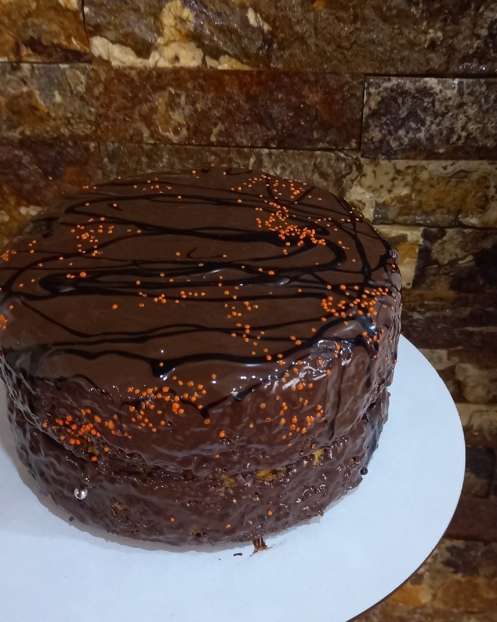 عکس کیک عصرانه موز و گردو بدون فیلینگ با روکش شکلات 
