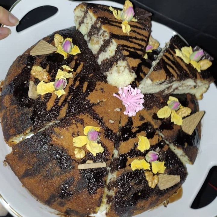 عکس کیک وانیلی با سس شکلاتی