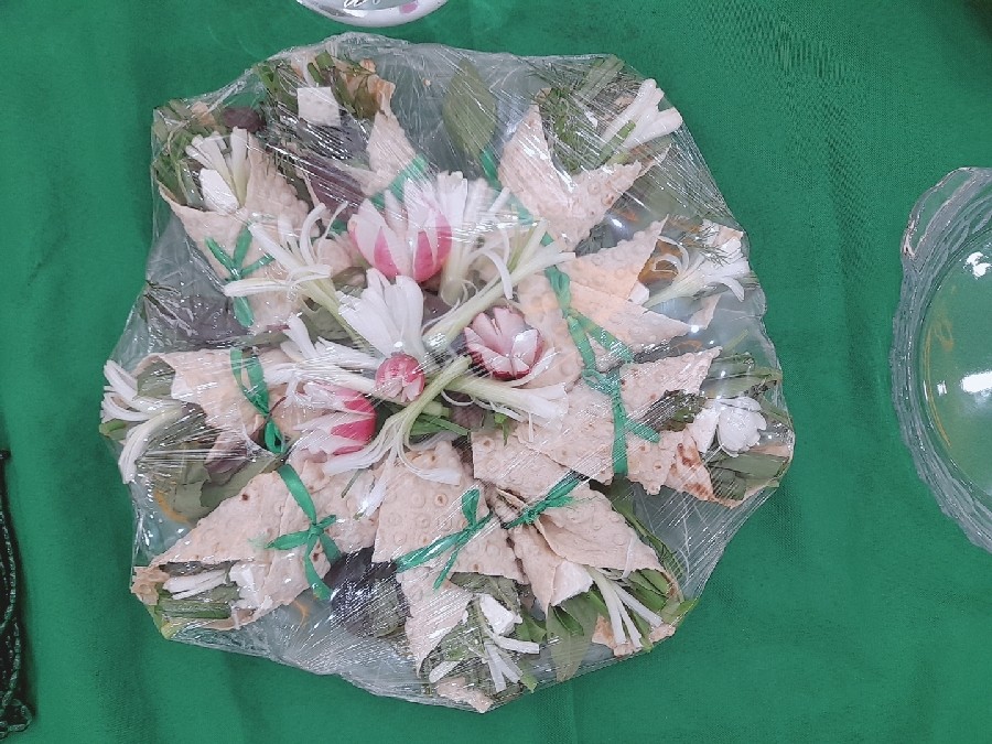 لقمه نان پنیر سبزی خرما