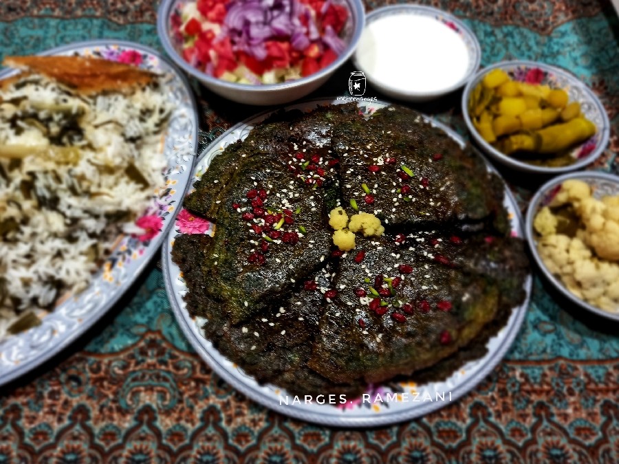 عکس سبزی کوکو همراه با شورک پلو (سبزی صحرایی)