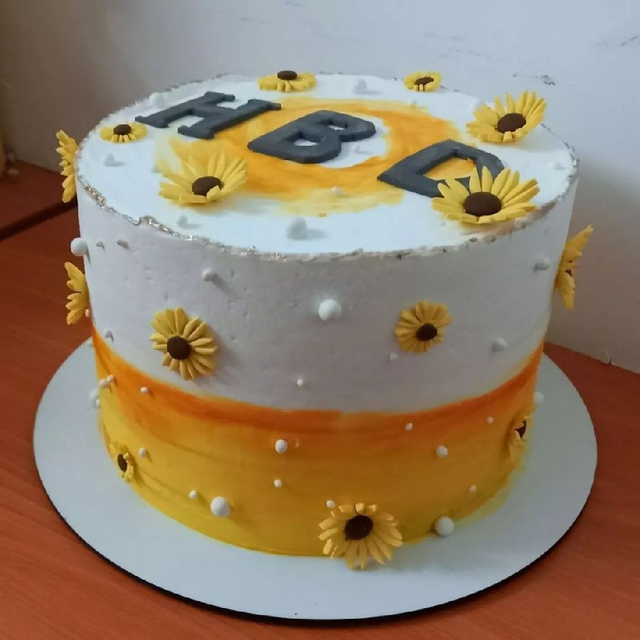 عکس کیک با تزئینات فوندانت آفتابگردون?