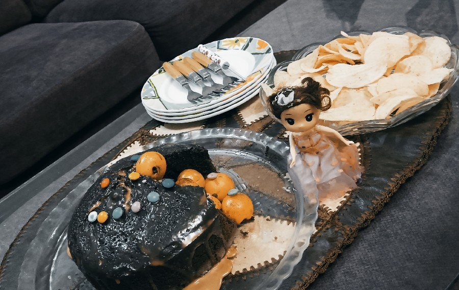 عکس کیک اسفنجی شکلاتی با روکش گاناش