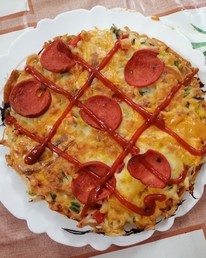پیتزا با گوشت بوقلمون و پپرونی
(خمیر پیتزا) 