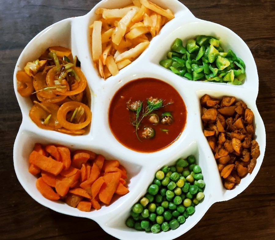 عکس خوراک سبزیجات با سس مخصوص