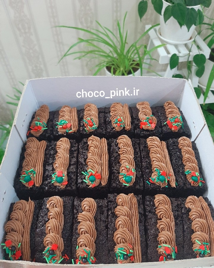 عکس شیرینی برشی شکلاتی با رویه گاناش فرم گرفته