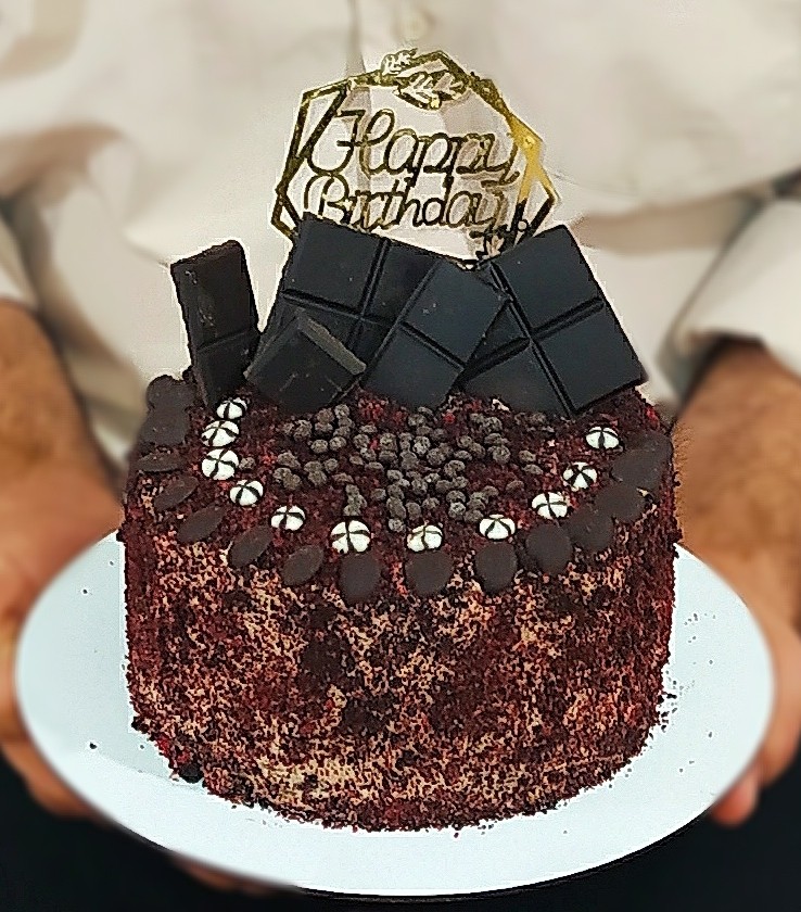 عکس کیک دبل چاکلت با روکش خامه شکلاتی و فیلینگ موز و شکلات چیپسی 