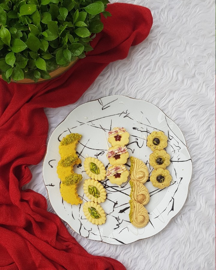 عکس شیرینی های عید که واسه آزمون عملی فنی و حرفه ای درست کردم...