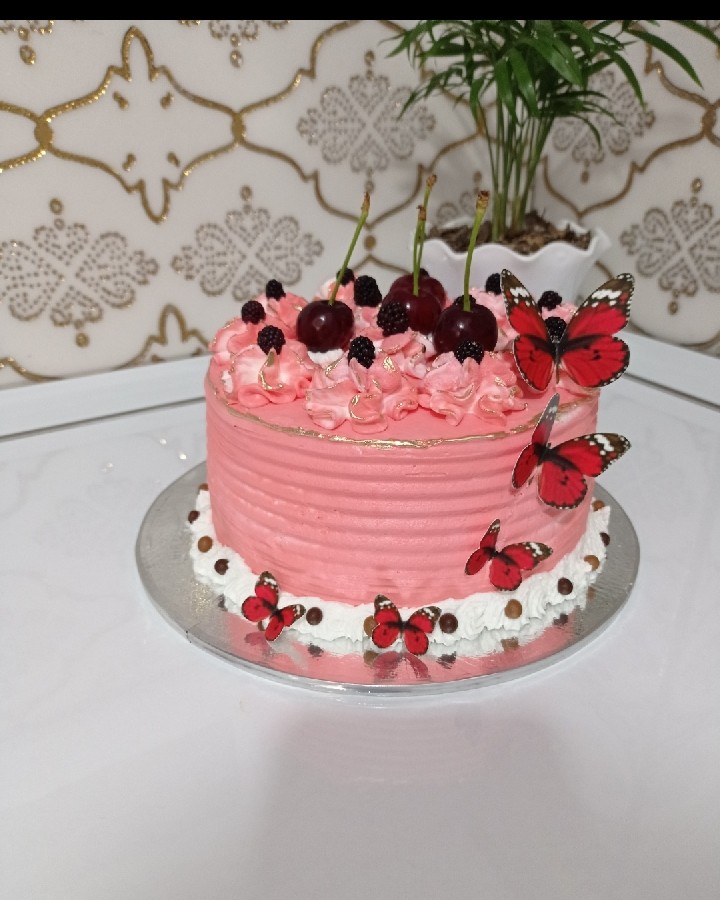 کیک خامه ای با فیلینگ آلبالو 