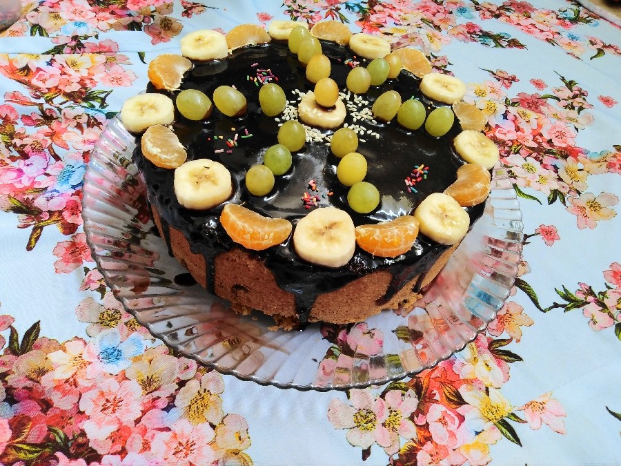 کیک با تزیین سس شکلاتی و میوه