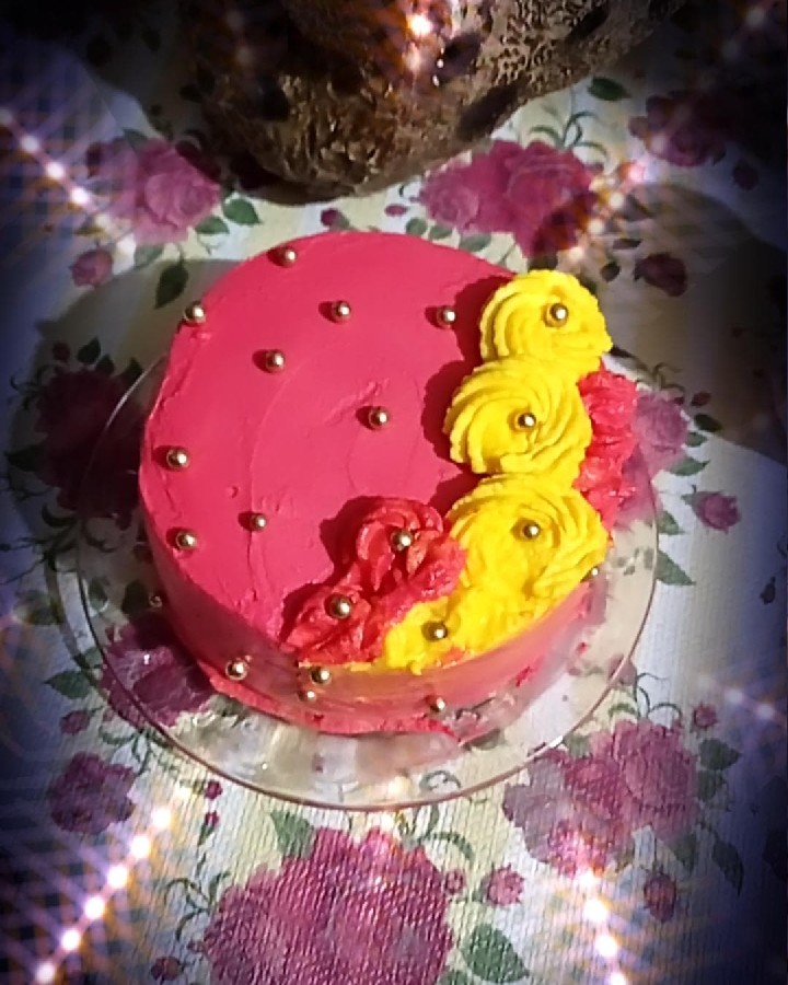 اینم کیک خامه کشی من برا اولین بار