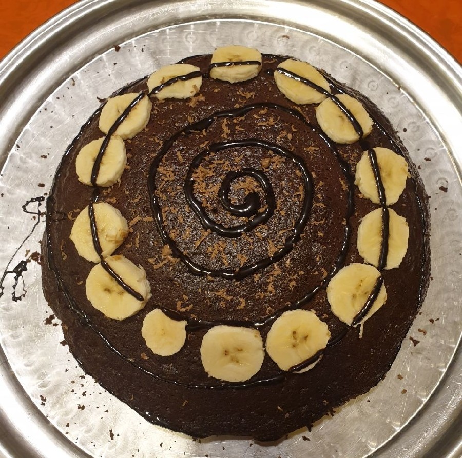 کیک شکلاتی با تزئین موز و سس شکلات