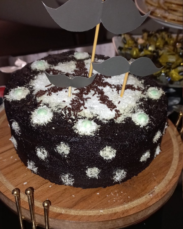 عکس کیک شکلات تلخ با فیلینگ موز و خامه و گردو  