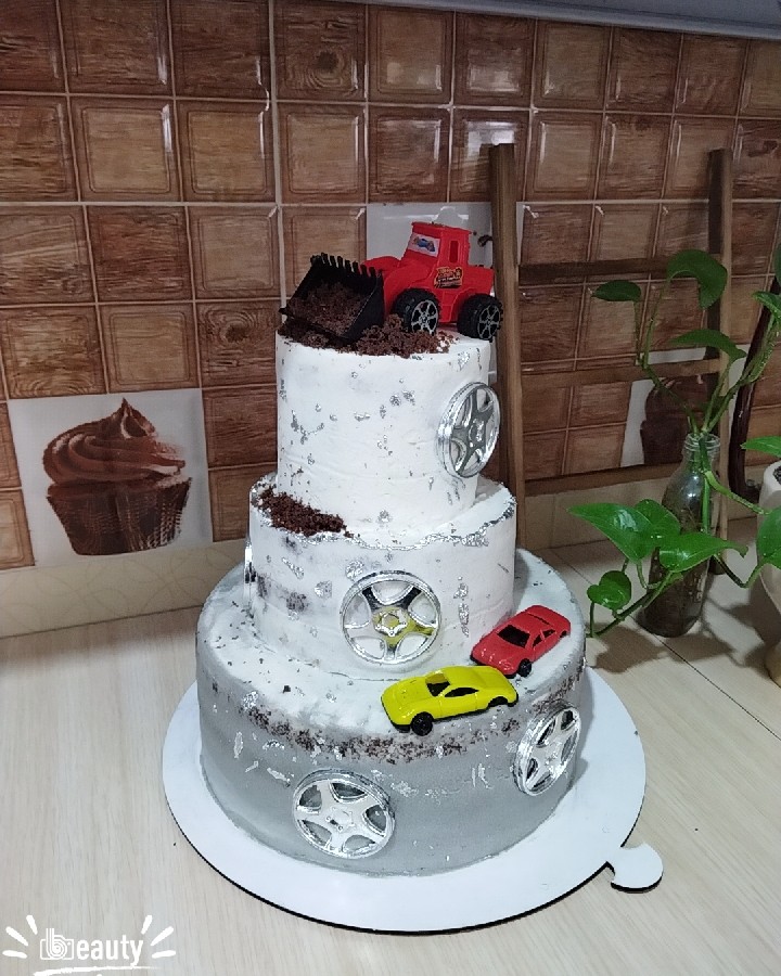 عکس کیک خامه ای 3 طبقه برای تولد آقا رضا