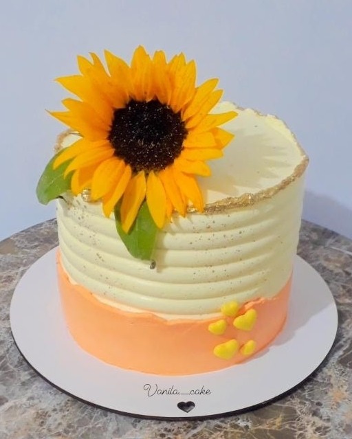 عکس کیک باتزئین گل آفتابگردان