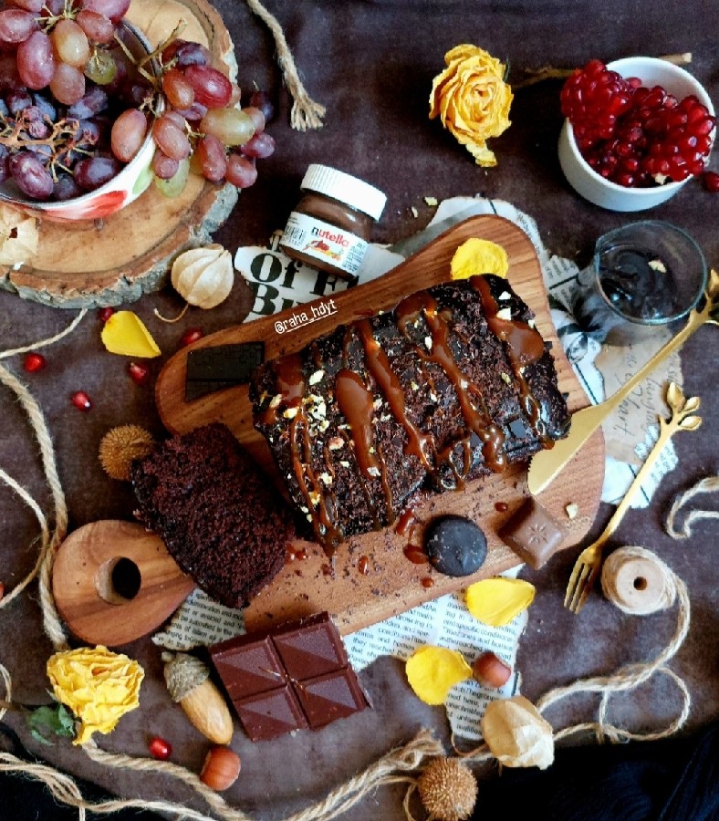 عکس کیک خیس شکلاتی با سس کارامل
