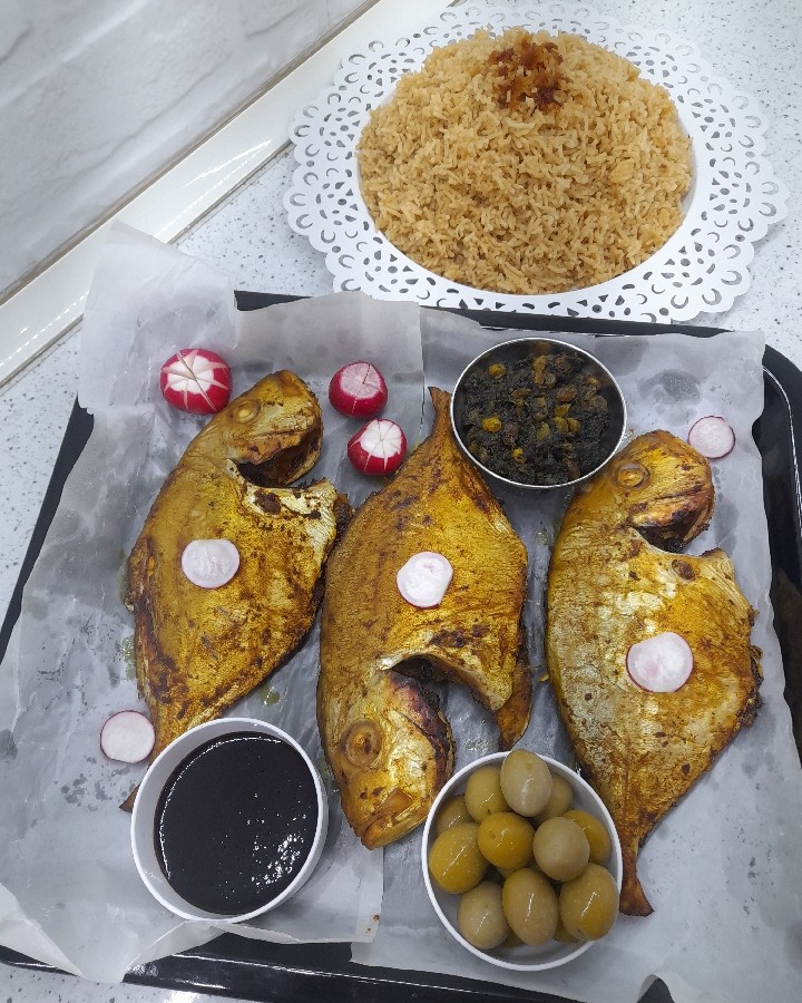 عکس ماهی صافی (رب اناری) در فر با حشو و برنج شیرین