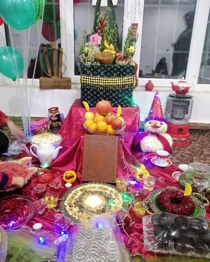 عکس سفره یلدا 1401درخونه باغ هوا سرد بود حسابی خوش گذشت.