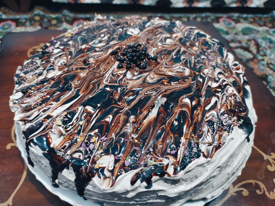 کیک شکلاتی با تزیین ساده