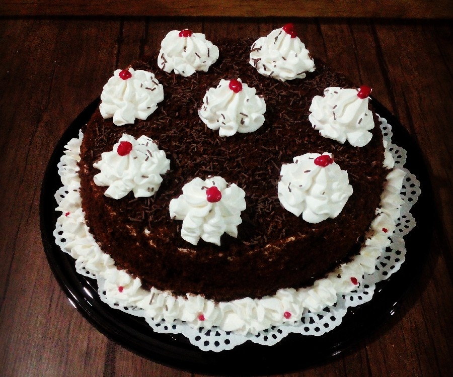 عکس کیک شکلاتی دوبل با فیلینگ خامه اوووووف 