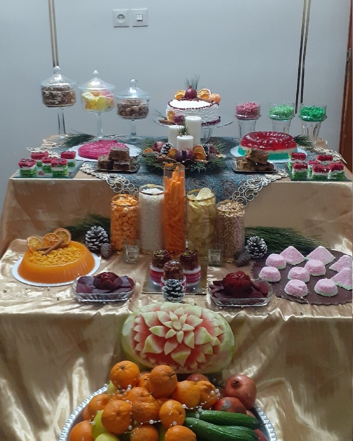 عکس میز شب یلدا کیک ،باسلوق پرتقالی ،پفپفی هندوانه،ژله بستنی انار ،ژله هندوانه،شکلات پوست هندوانه