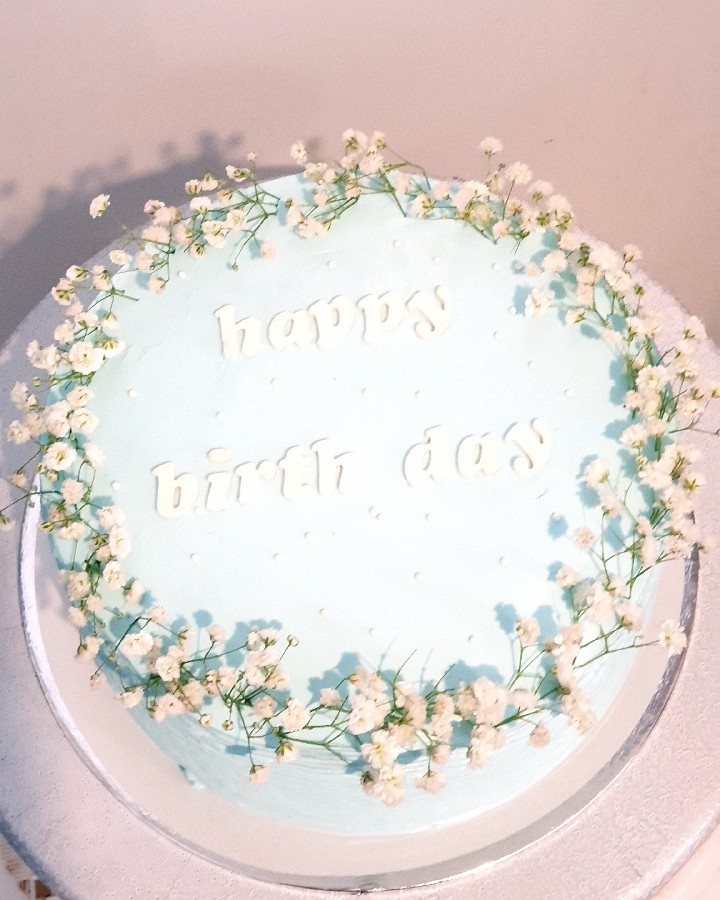 کیک تولد با تزئین گل طبیعی ♥️