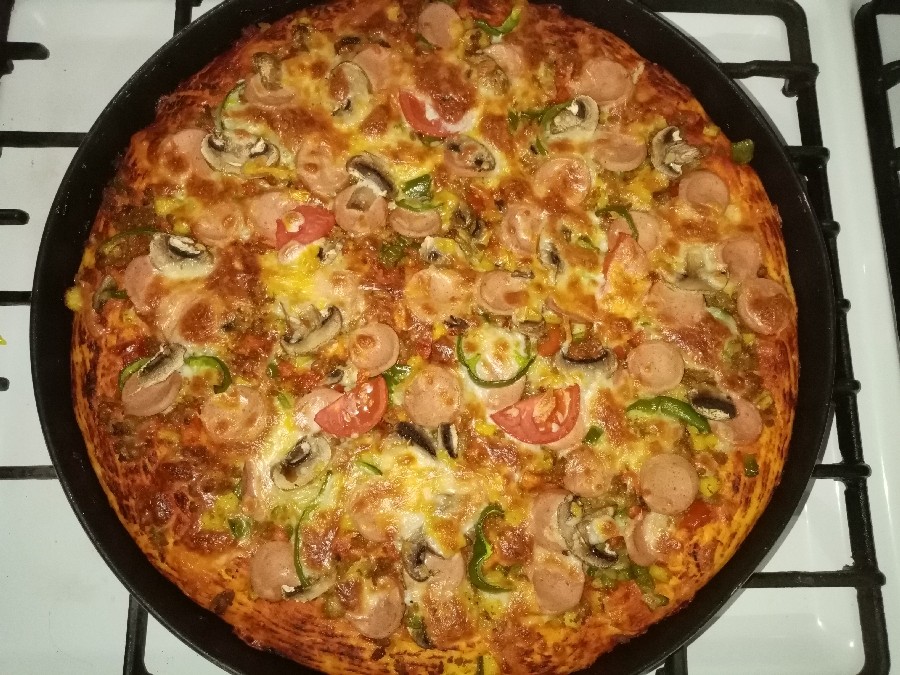 عکس پیتزای گوشت و قارچ