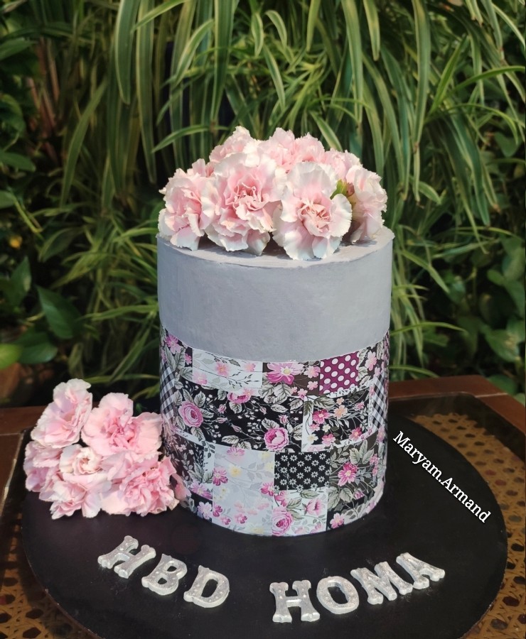 کیک تولد با تزئین گل طبیعی