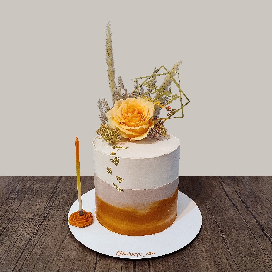 عکس کیک خامه ای با تزیین گل طبیعی