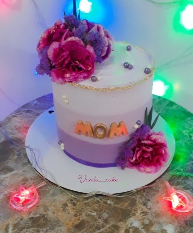 کیک روز مادر باتزئینات گل طبیعی