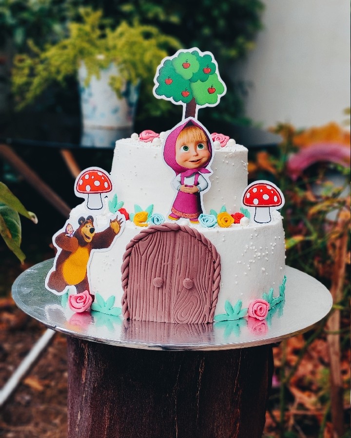 عکس کیک تولد مهدیه خانم با تم ماشا و میشا